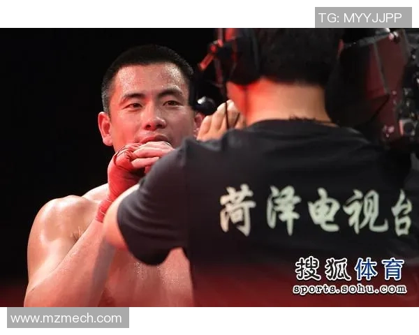 小孩与足球明星亲密合影瞬间记录梦想与激情的美好时刻